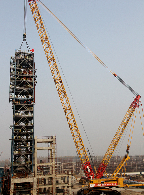 履带吊在武汉建设80万吨乙烯项目