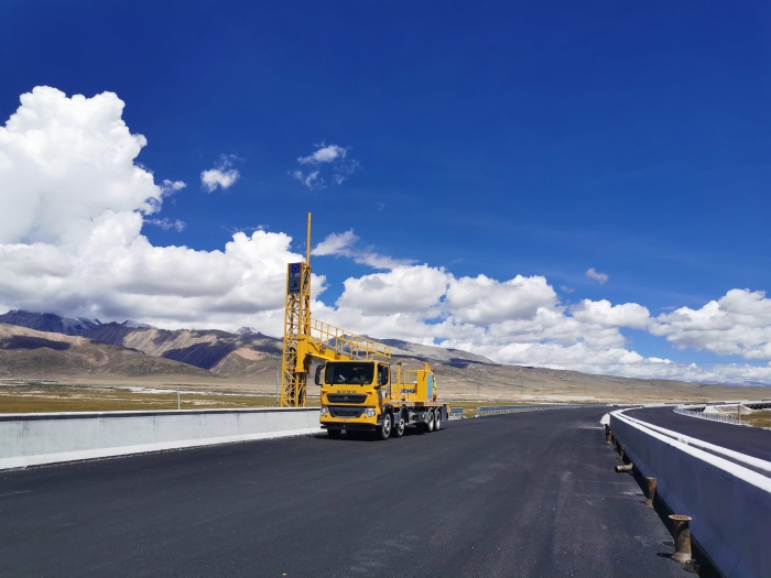 8188cc威尼斯桥梁检测车助力雅安高速磨练