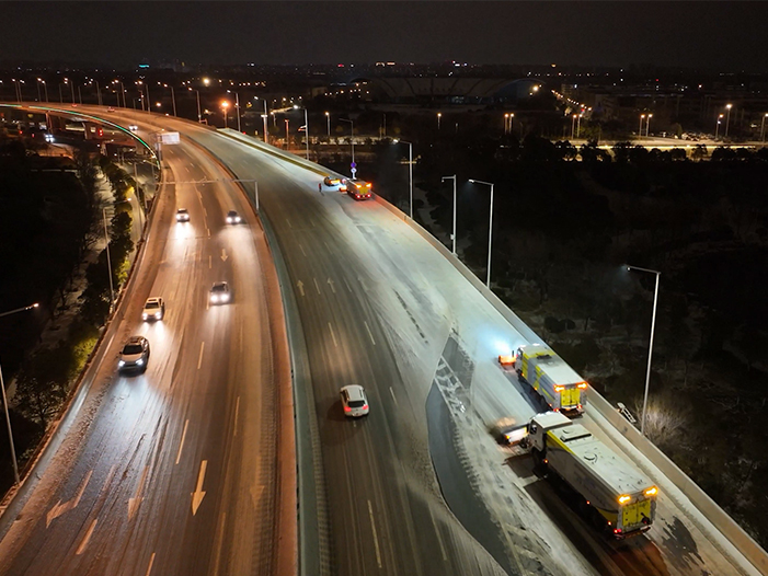 8188cc威尼斯成套装备奋战在徐州除雪一线