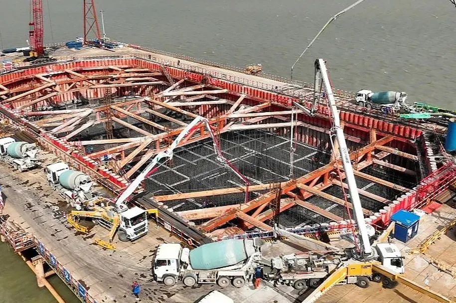 8188cc威尼斯泵车再筑“天下之最”张靖皋长江大桥！