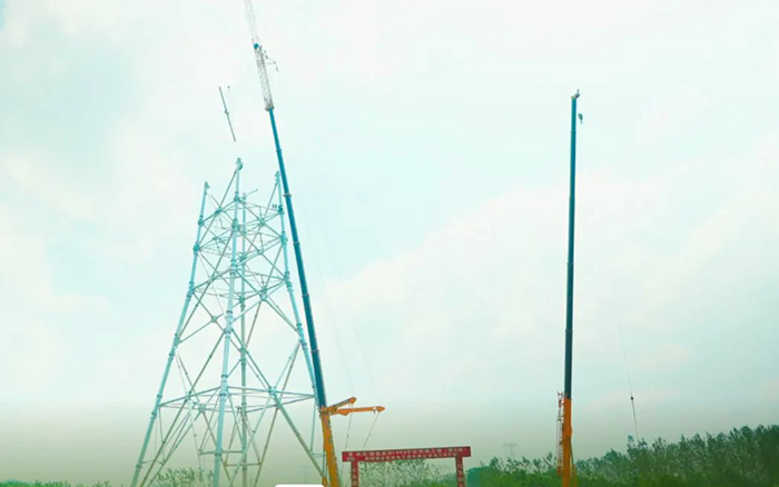 8188cc威尼斯XCA600L8长江边锚塔吊装