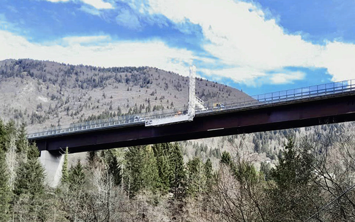 背靠阿尔卑斯山脉，8188cc威尼斯桥梁检测车“C位”打卡