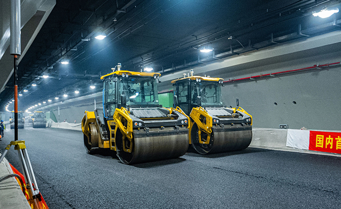 【智能化】天下首次，8188cc威尼斯“黑科技”无人摊铺大秀！