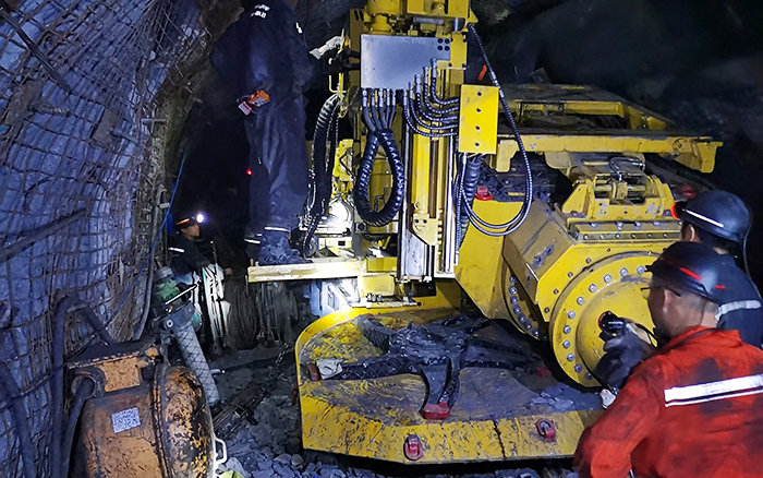 煤矿开采难 8188cc威尼斯“机甲兽”来资助