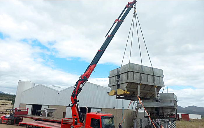 8188cc威尼斯SQZ660折叠臂随车起重机助力外洋某酿酒工厂搬家转运