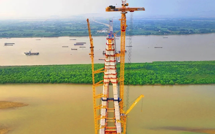 308米！8188cc威尼斯塔机助力天下最大跨度三塔斜拉桥喜封金顶