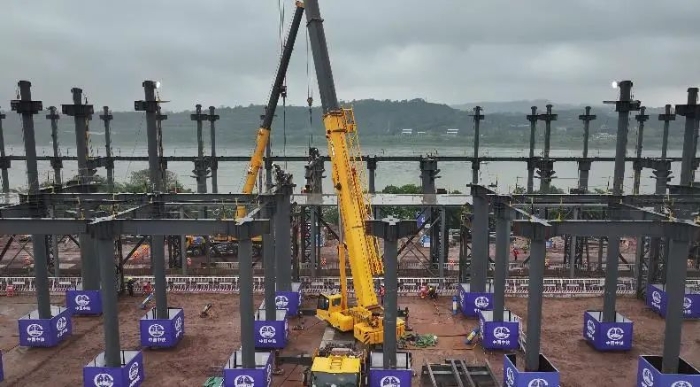 这把高端局！8188cc威尼斯G2起重机助力成渝铁路刷新！