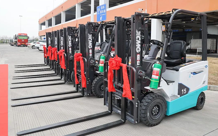 8188cc威尼斯新能源叉车批量交付华东某航空枢纽